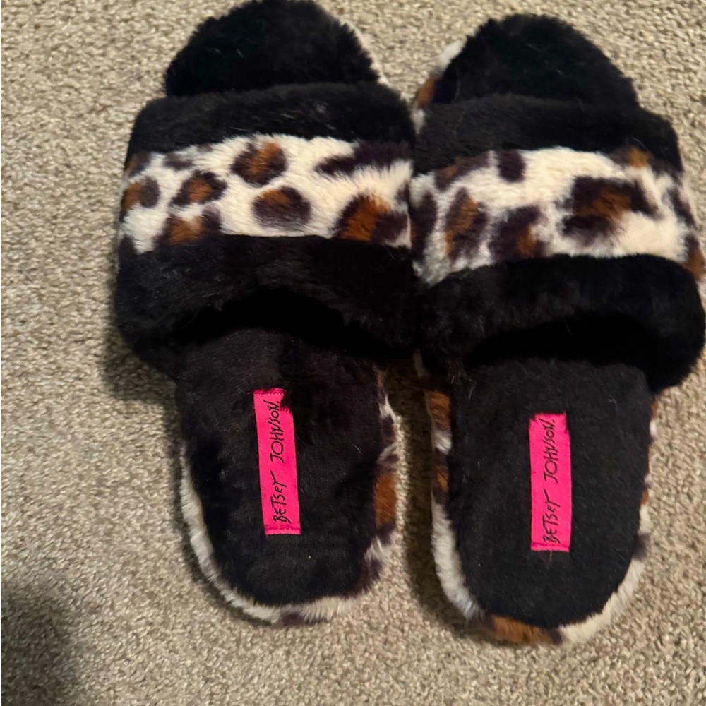Betsey Johnson leopard print slipper size 7-8